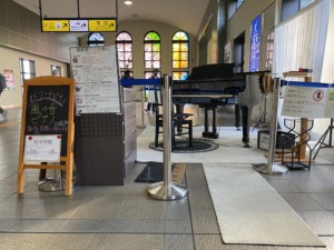 坂戸駅改札外のストリートピアノ