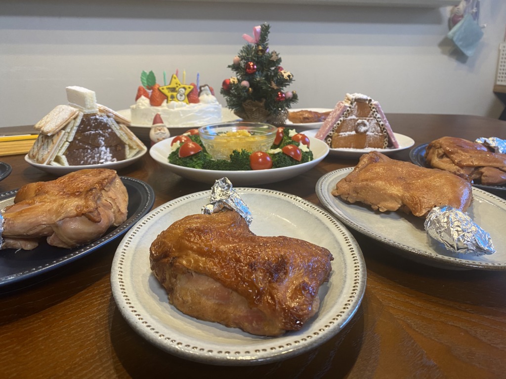 クリスマスケーキとチキン